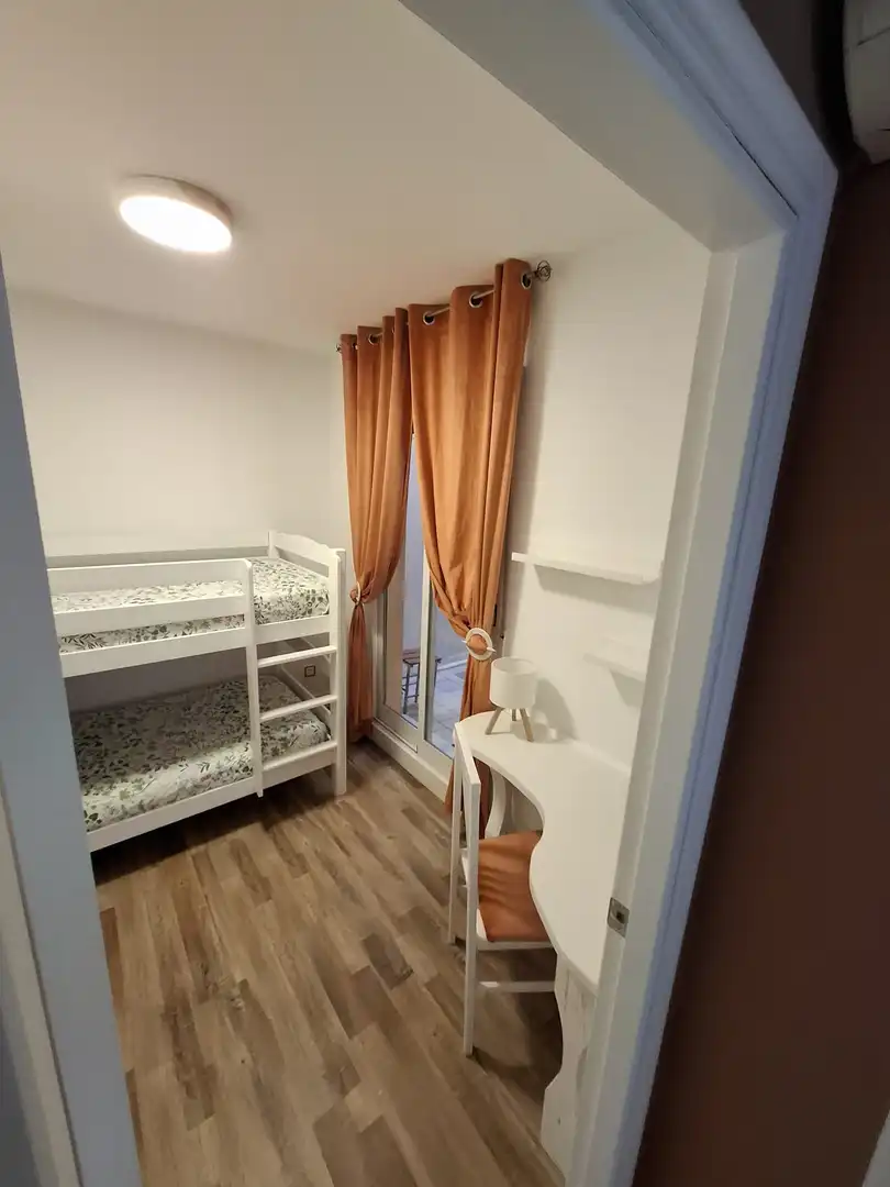 Habitación de Apartamento de alquiler en Almería con Aire acondicionado, Calefacción y Parquet