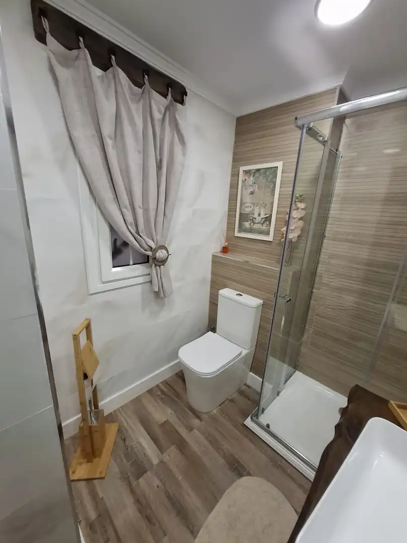 Baño de Apartamento de alquiler en Almería con Aire acondicionado, Calefacción y Parquet