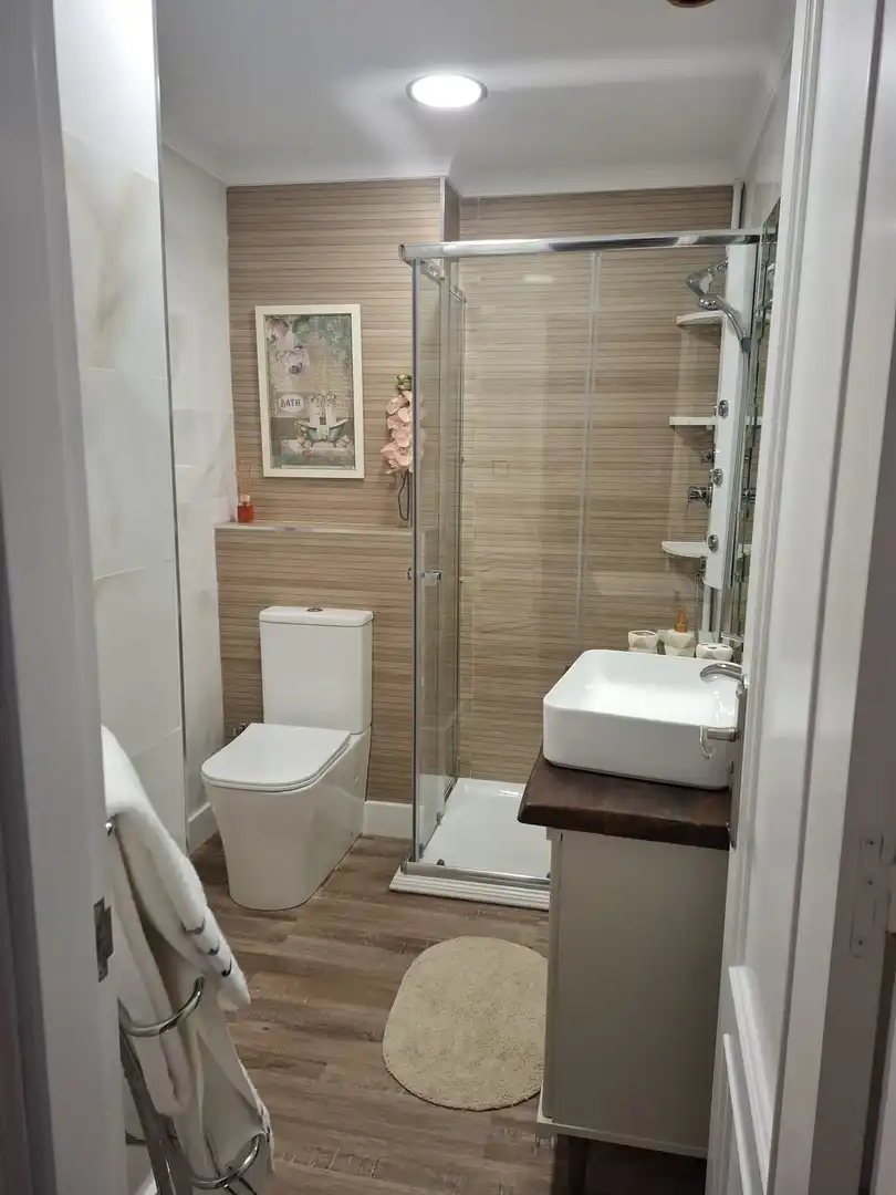 Baño de Apartamento de alquiler en Almería con Aire acondicionado, Calefacción y Parquet