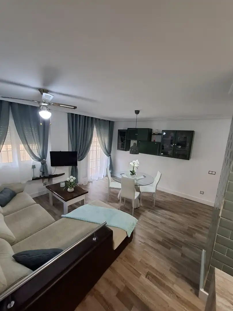 Sala de estar de Apartamento de alquiler en Almería con Aire acondicionado, Calefacción y Parquet