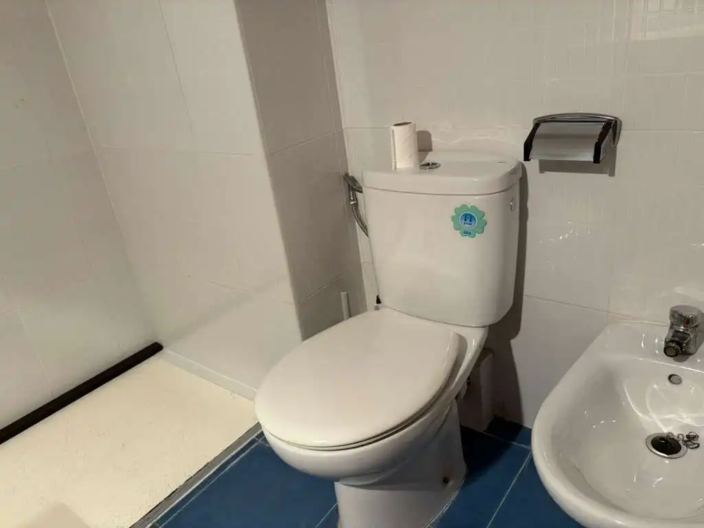 Bathroom of Flat for sale in  Madrid Capital  with Air Conditioner and Terrace