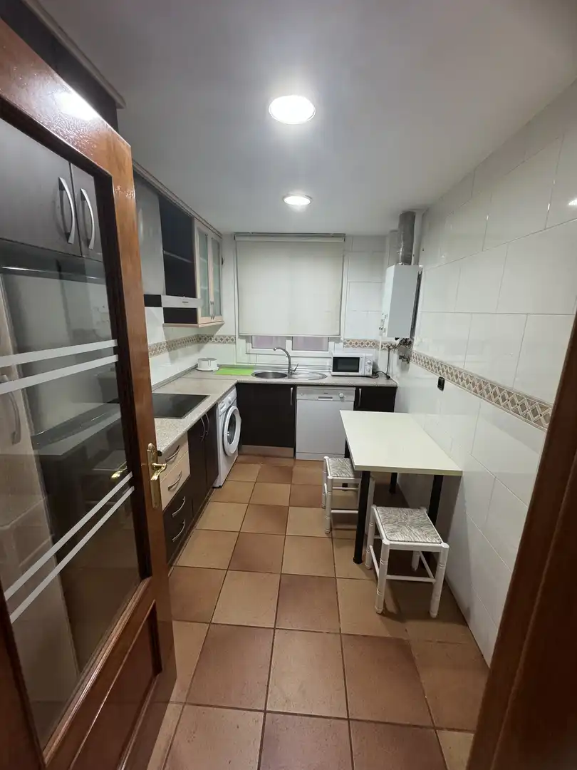 Piso de alquiler en Paseo Marítimo, Alcalde Rafael Ginel, San Lorenzo Cocina de Piso de alquiler en Melilla con Aire acondicionado, Calefacción y Jardín privado
