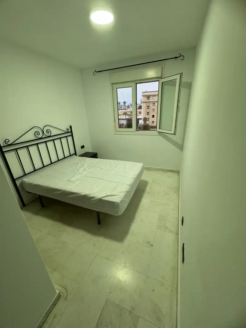 Piso de alquiler en Paseo Marítimo, Alcalde Rafael Ginel, San Lorenzo Habitación de Piso de alquiler en Melilla con Aire acondicionado, Calefacción y Jardín privado