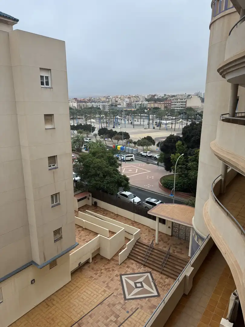 Piso de alquiler en Paseo Marítimo, Alcalde Rafael Ginel, San Lorenzo Vista exterior de Piso de alquiler en Melilla con Aire acondicionado, Calefacción y Jardín privado