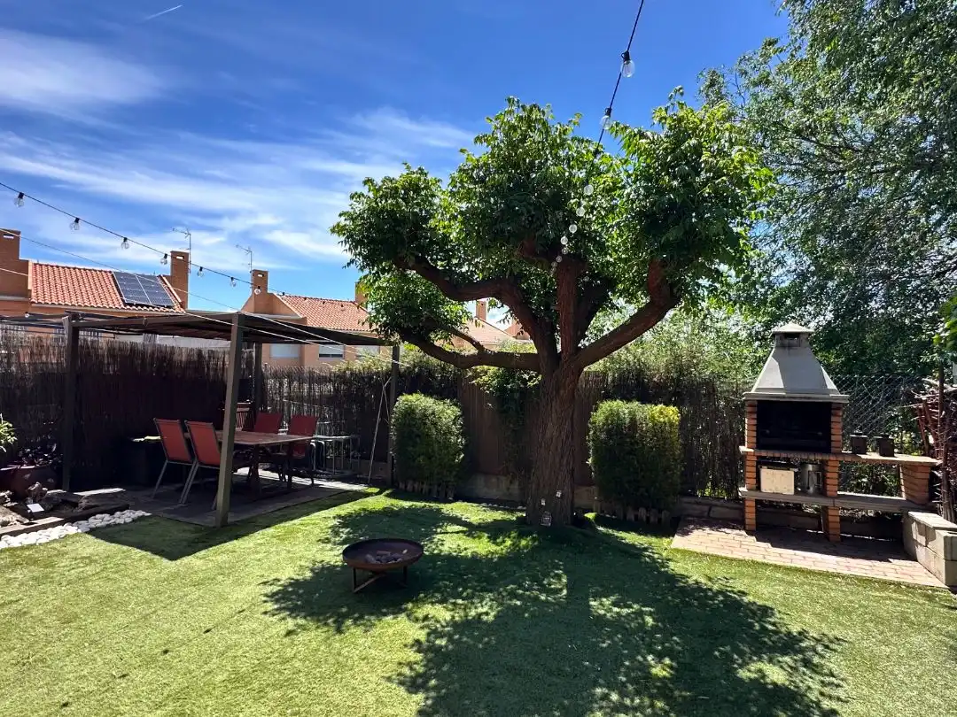 Casa o chalet de alquiler en Calle Gonzalo de Berceo, 18, Cubas de la Sagra Jardín de Casa o chalet de alquiler en Cubas de la Sagra con Aire acondicionado, Calefacción y Jardín privado