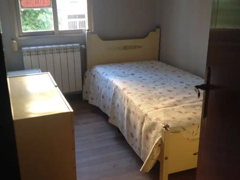 Pis de lloguer a Calle Oliana, 2, Pinar del Rey Dormitori de Pis de lloguer en Madrid amb Moblat