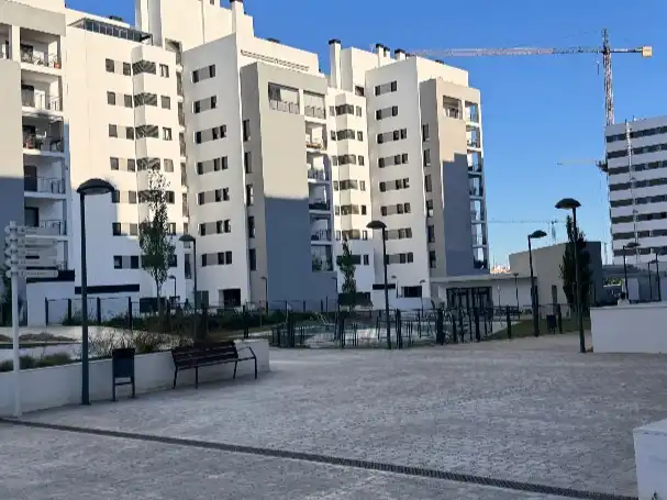 Außenansicht von Wohnung zur Miete in Dos Hermanas mit Klimaanlage, Terrasse und Schwimmbad