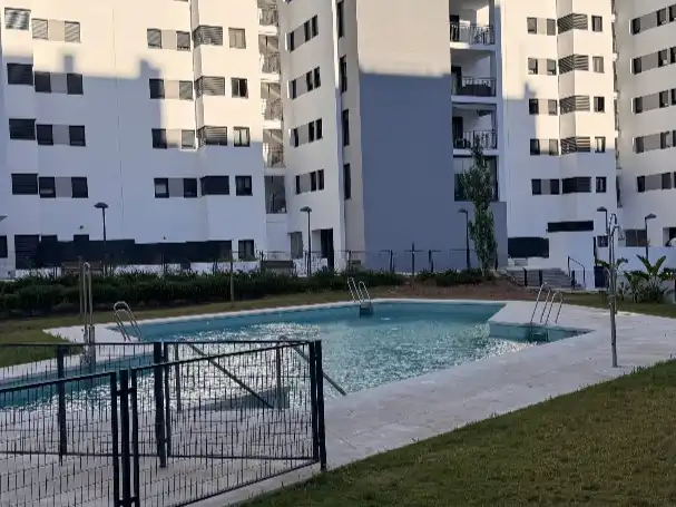 Schwimmbecken von Wohnung zur Miete in Dos Hermanas mit Klimaanlage, Terrasse und Schwimmbad