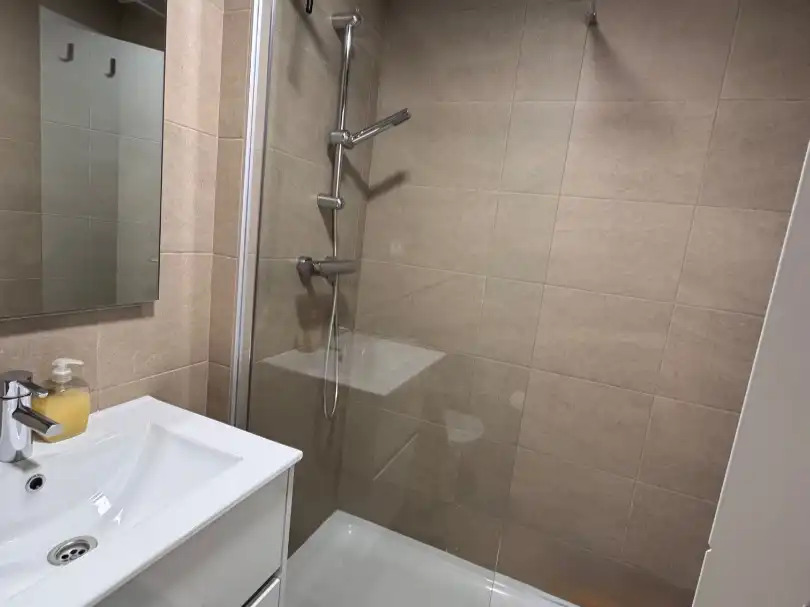 Badezimmer von Wohnung zur Miete in Dos Hermanas mit Klimaanlage, Terrasse und Schwimmbad
