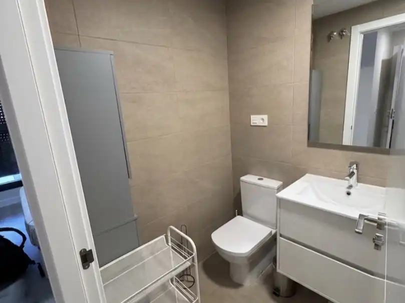 Badezimmer von Wohnung zur Miete in Dos Hermanas mit Klimaanlage, Terrasse und Schwimmbad