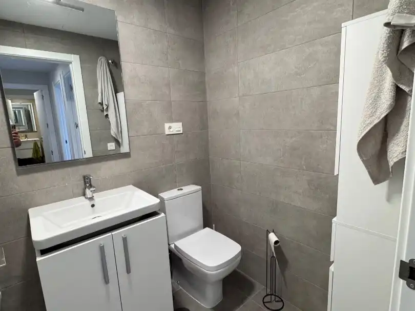 Badezimmer von Wohnung zur Miete in Dos Hermanas mit Klimaanlage, Terrasse und Schwimmbad