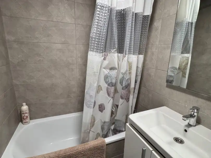 Badezimmer von Wohnung zur Miete in Dos Hermanas mit Klimaanlage, Terrasse und Schwimmbad