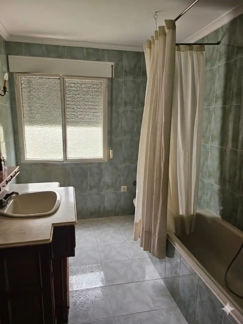 Bathroom of Flat for sale in Sevilla  with Heating, Private garden and Parquet flooring