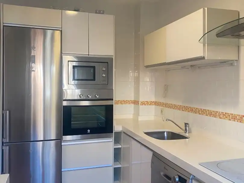 Küche von Wohnung zum Verkauf in La Carlota mit Klimaanlage, Heizung und Privatgarten