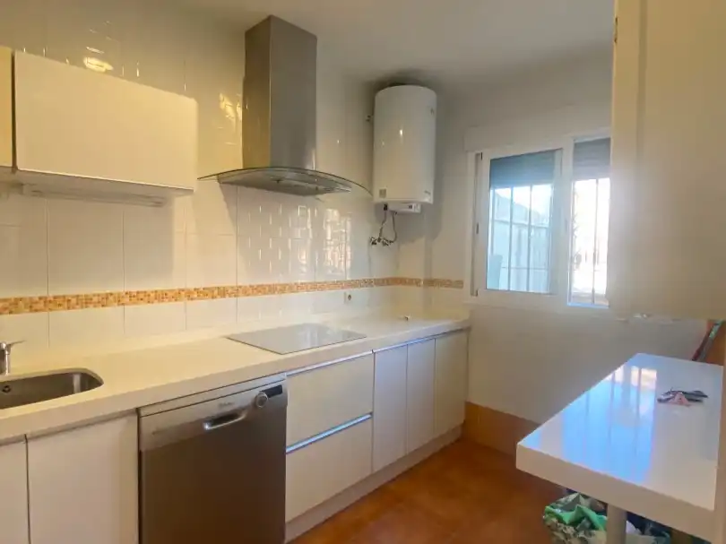 Küche von Wohnung zum Verkauf in La Carlota mit Klimaanlage, Heizung und Privatgarten