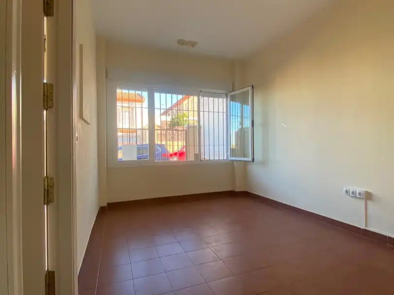 Wohnung zum Verkauf in La Carlota mit Klimaanlage, Heizung und Privatgarten