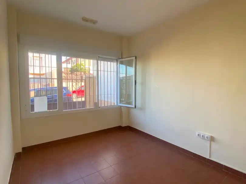 Außenansicht von Wohnung zum Verkauf in La Carlota mit Klimaanlage, Heizung und Privatgarten