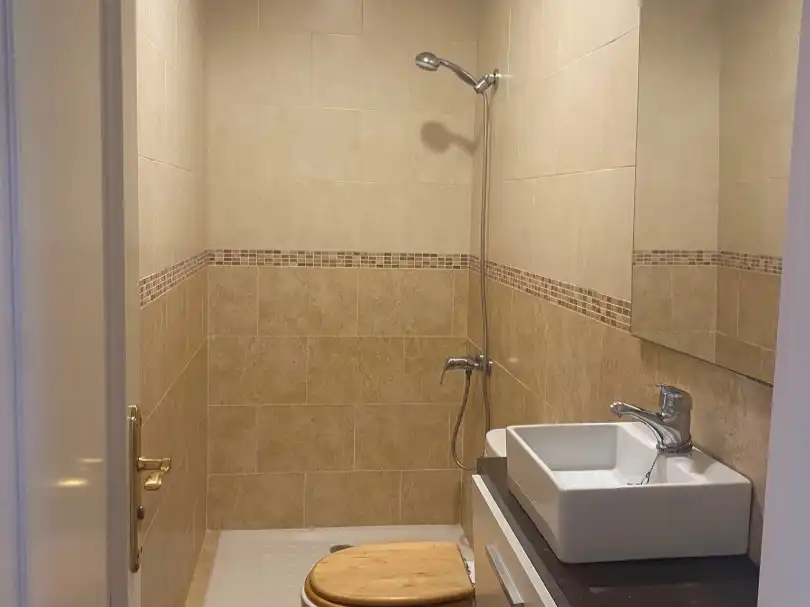 Badezimmer von Wohnung zum Verkauf in La Carlota mit Klimaanlage, Heizung und Privatgarten