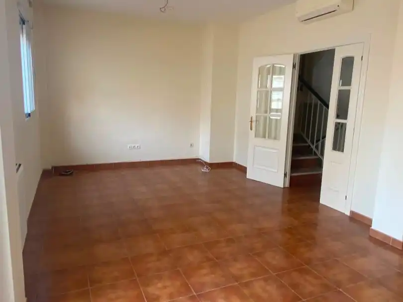 Wohnung zum Verkauf in La Carlota mit Klimaanlage, Heizung und Privatgarten