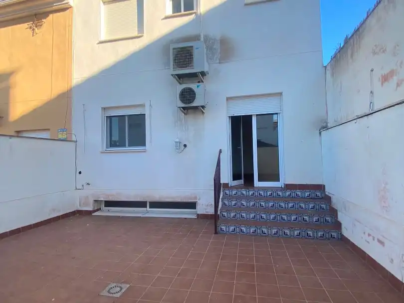 Außenansicht von Wohnung zum Verkauf in La Carlota mit Klimaanlage, Heizung und Privatgarten