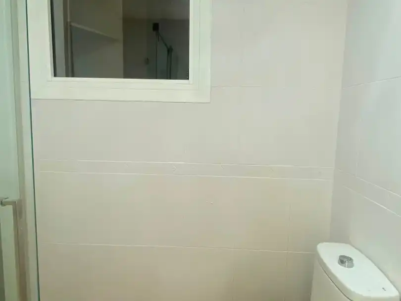 Badezimmer von Wohnung zum Verkauf in La Carlota mit Klimaanlage, Heizung und Privatgarten