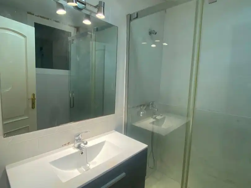 Badezimmer von Wohnung zum Verkauf in La Carlota mit Klimaanlage, Heizung und Privatgarten