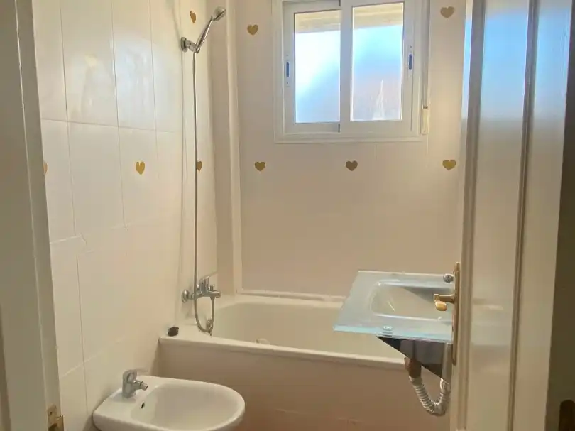 Badezimmer von Wohnung zum Verkauf in La Carlota mit Klimaanlage, Heizung und Privatgarten