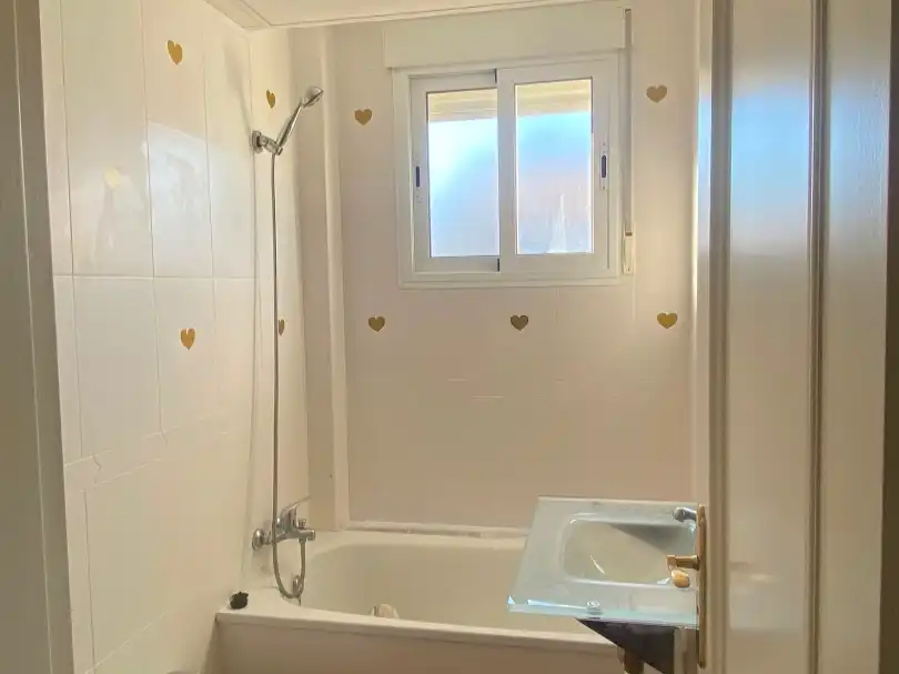 Badezimmer von Wohnung zum Verkauf in La Carlota mit Klimaanlage, Heizung und Privatgarten