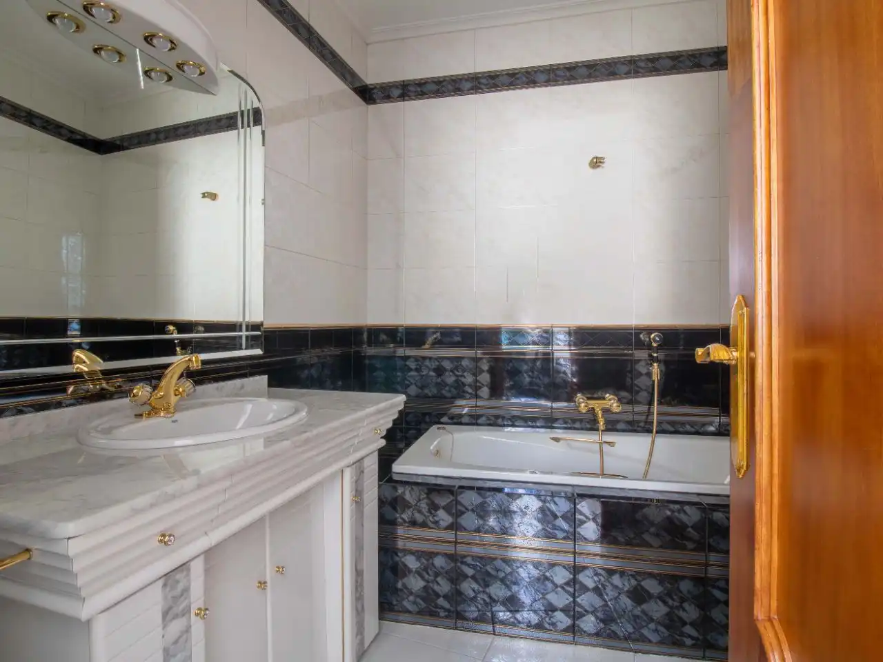 Detached homes for sale in Calle Cronista Cazabán, 5, Úbeda Bathroom of Detached homes for sale in Úbeda with Air Conditioner, Heating and Terrace
