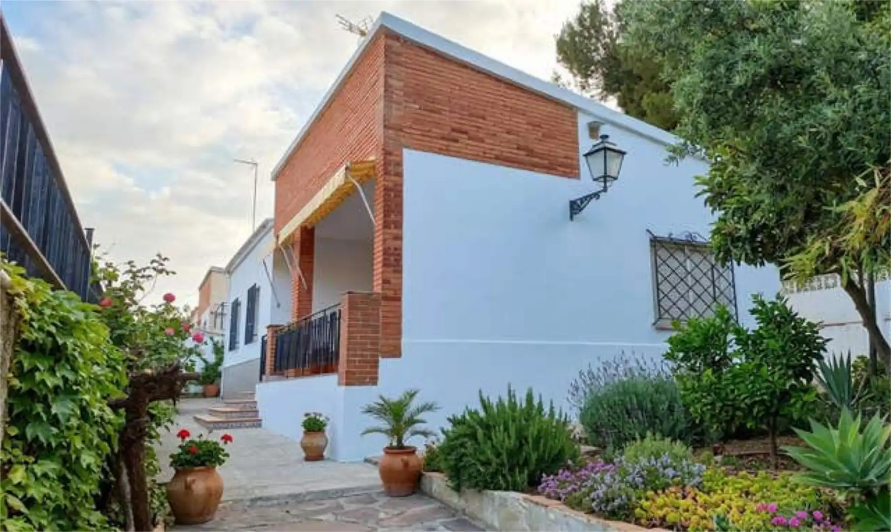 Casa adosada en venta en Godelleta Vista exterior de Casa adosada en venta en Godelleta con Terraza