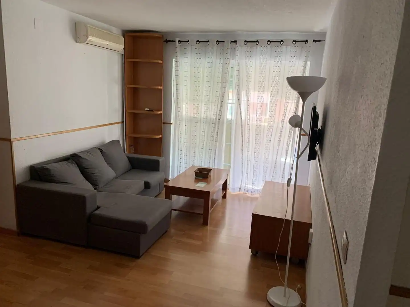Pis en venda a Plaza de la Venta, 3, Nuevo Parque - Los Rosales - Tráfico Pesado Sala d'estar de Pis en venda en Huelva Capital amb Aire condicionat i Balcó