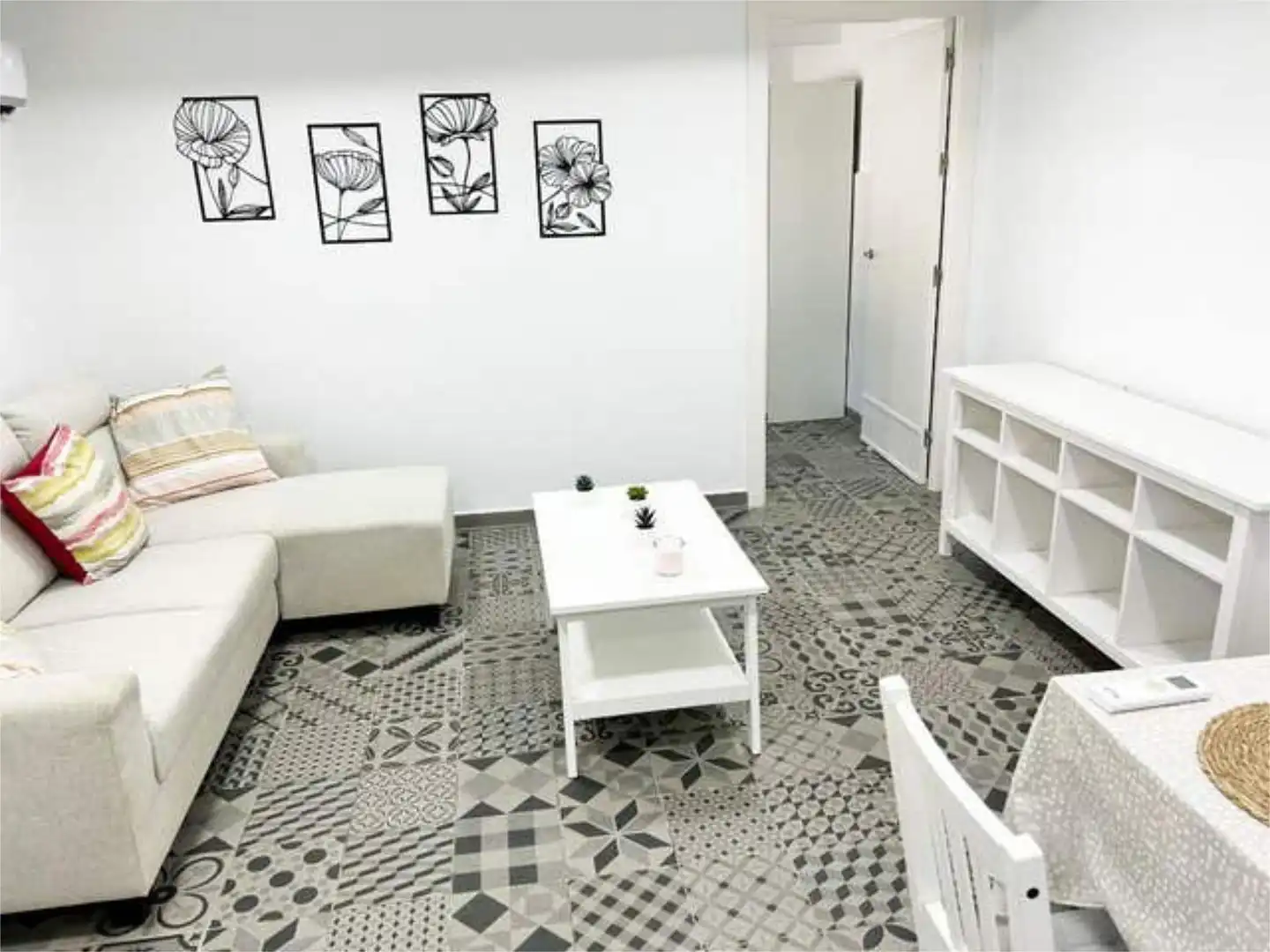 Casa adosada de lloguer a Los Franceses – La Vega Sala d'estar de Casa adosada de lloguer en Chiclana de la Frontera amb Jardí privat, Traster i Moblat