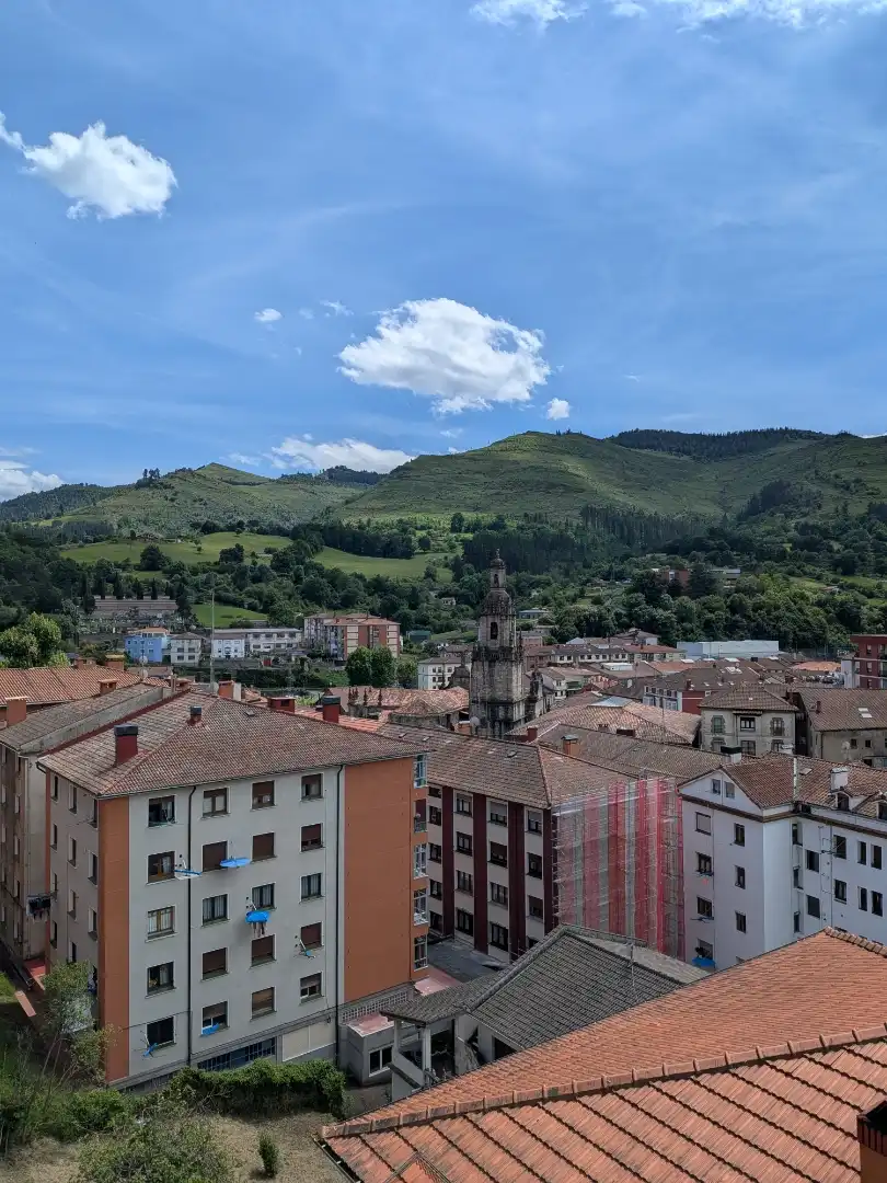 Piso en venta en Santo Domingo Kalea, 28, Balmaseda Vista exterior de Piso en venta en Balmaseda con Calefacción, Trastero y Amueblado