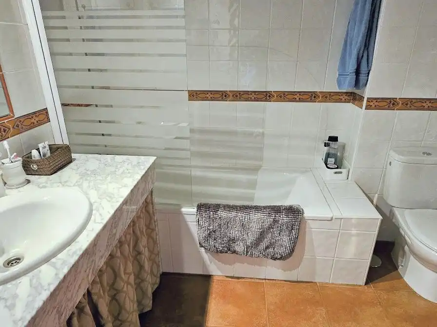 Badezimmer von Wohnung zum Verkauf in Grajera mit Heizung, Möbliert und Balkon