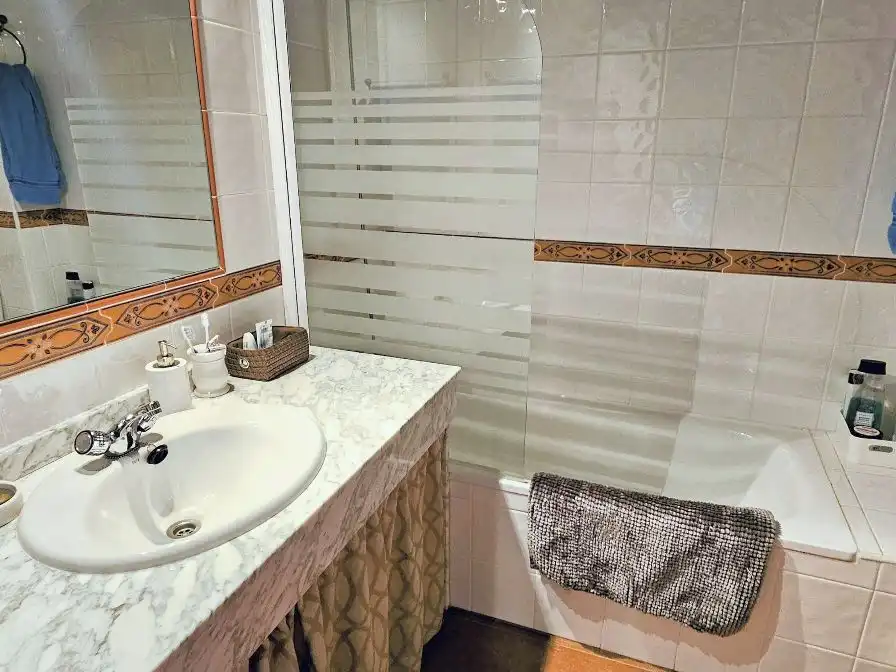Badezimmer von Wohnung zum Verkauf in Grajera mit Heizung, Möbliert und Balkon