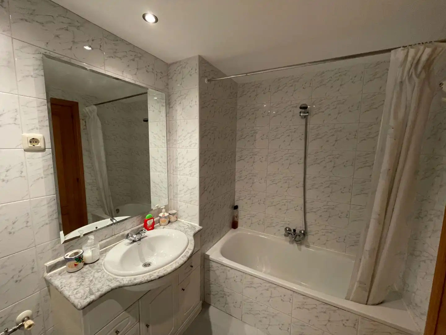 Baño de Piso de alquiler en Leganés con Calefacción, Parquet y Terraza