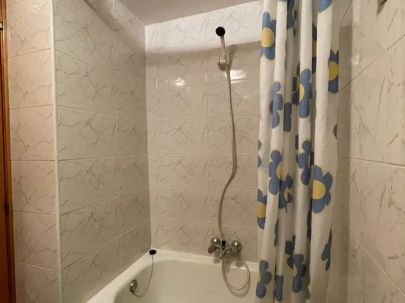 Baño de Piso de alquiler en Leganés con Calefacción, Parquet y Terraza