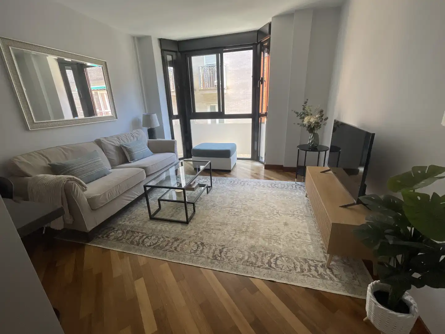 Flat for rent in Calle del Capitán Blanco Argibay, 115, Valdeacederas Living room of Flat for rent in Madrid with Air Conditioner, Heating and Parquet flooring