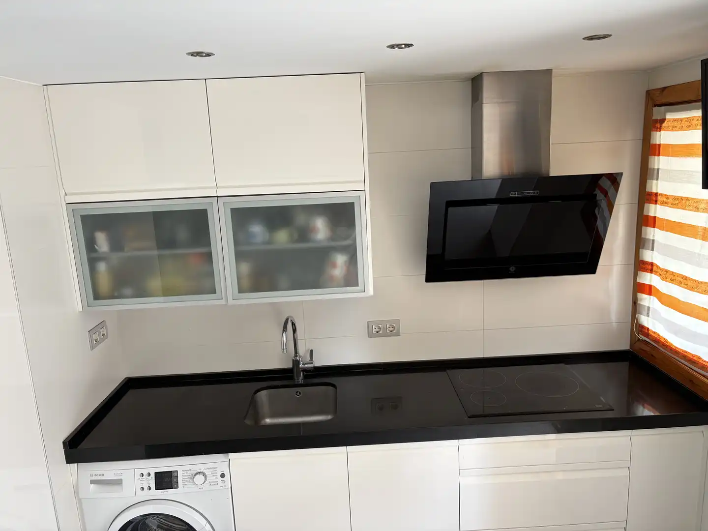 Piso en venta en Calle de Pablo Neruda, 4, Grancasa Cocina de Piso en venta en Zaragoza con Aire acondicionado, Calefacción y Jardín privado
