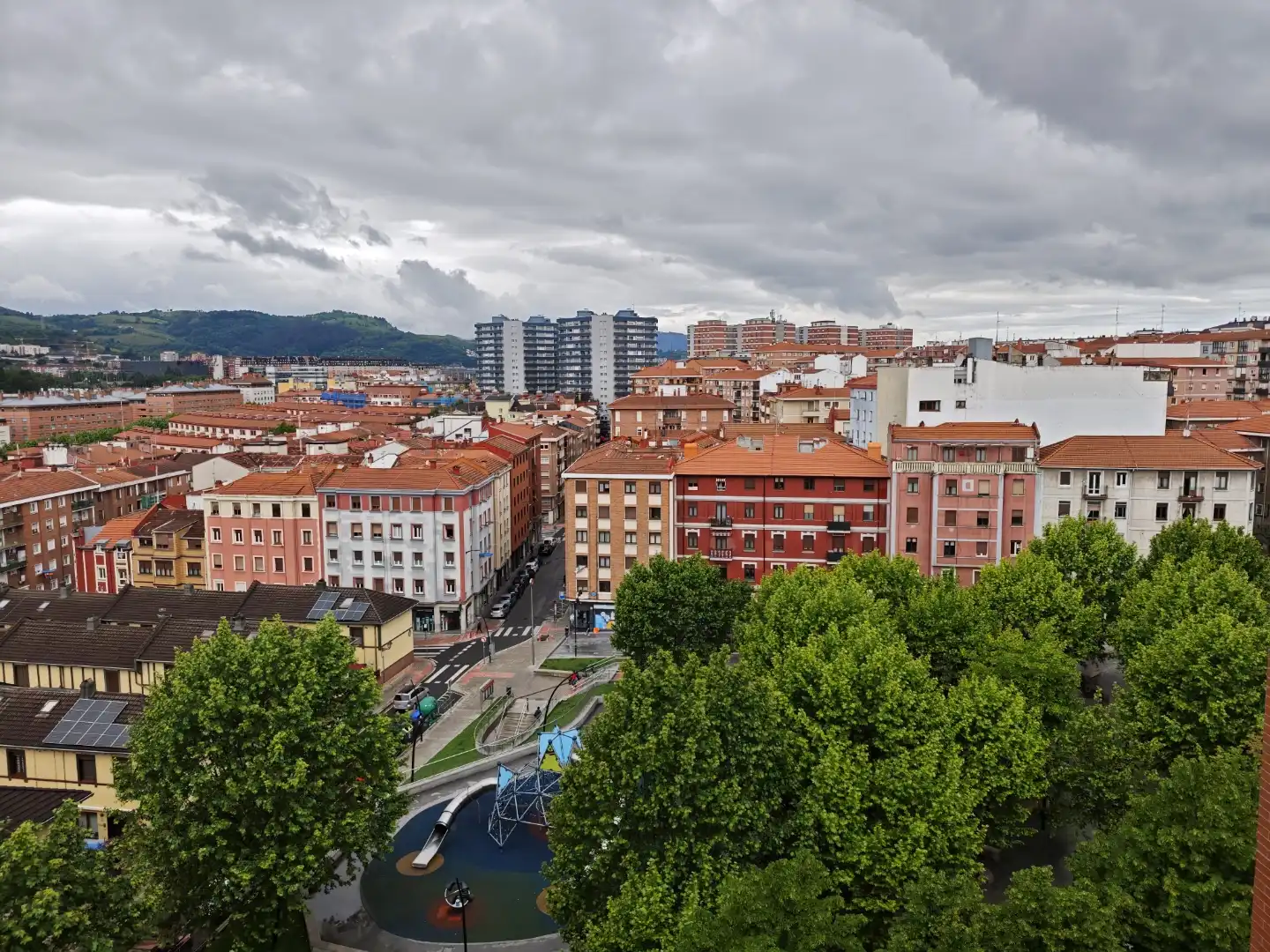 Pis en venda a Barrio Azurleku Auzoa, 7, Santutxu - Basarrate Vista exterior de Pis en venda en Bilbao amb Balcó