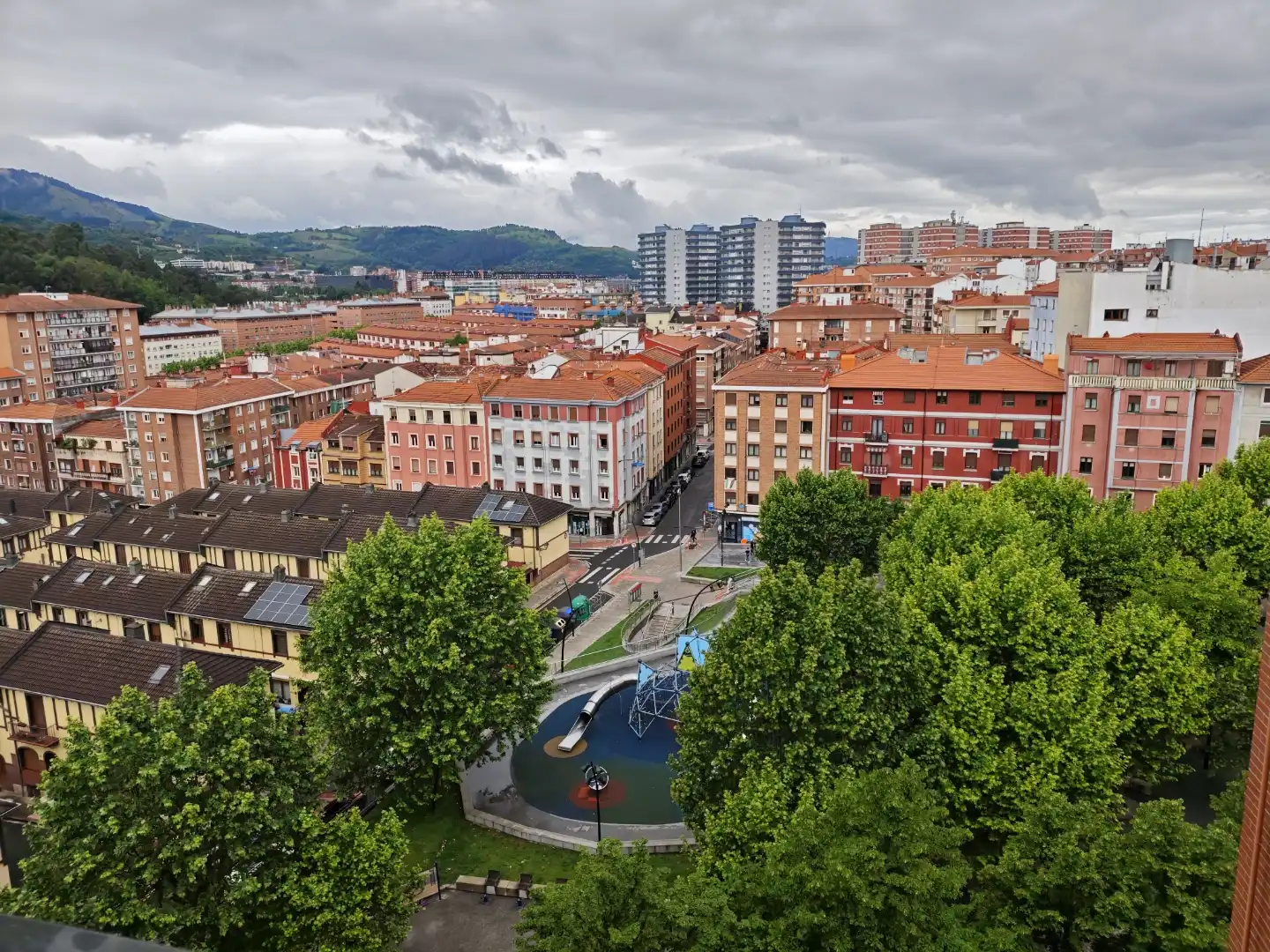 Pis en venda a Barrio Azurleku Auzoa, 7, Santutxu - Basarrate Vista exterior de Pis en venda en Bilbao amb Balcó