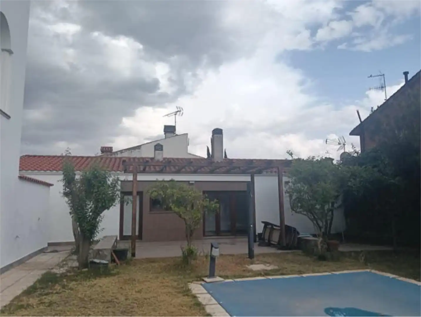 Casa adosada en venda a Valdepasillas - La Paz - Huerta Rosales Vista exterior de Casa adosada en venda en Badajoz amb Calefacció, Jardí privat i Terrassa