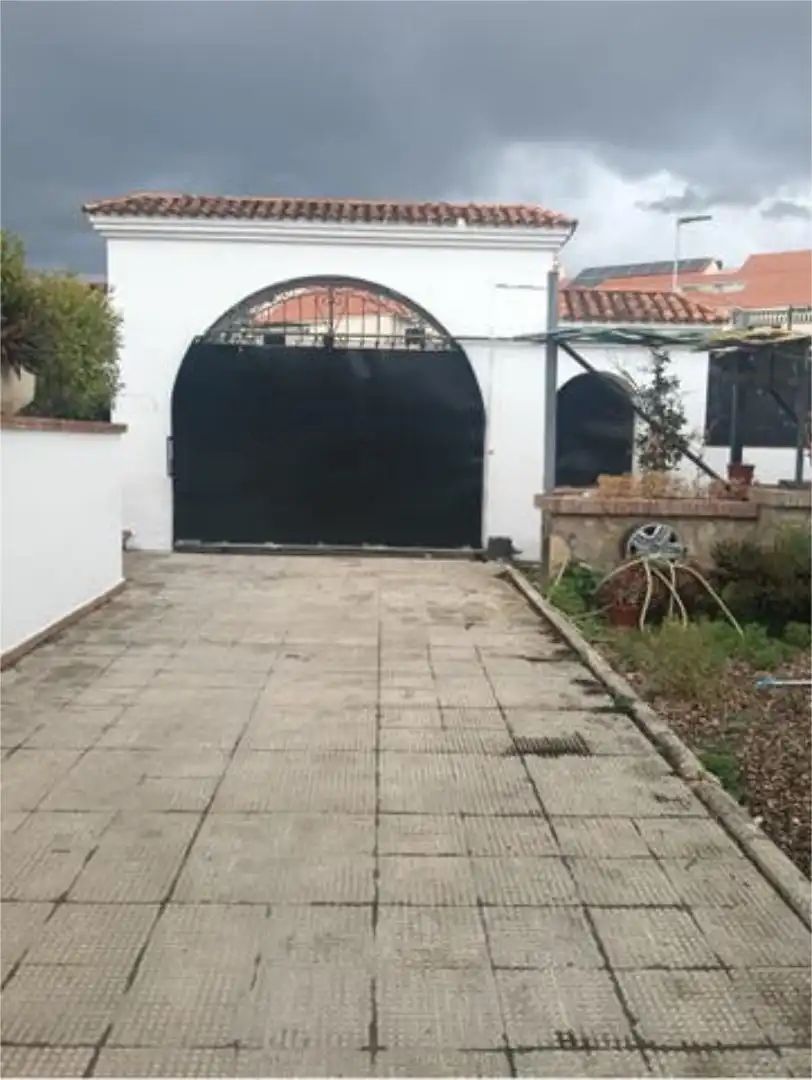 Casa adosada en venda a Valdepasillas - La Paz - Huerta Rosales Aparcament de Casa adosada en venda en Badajoz amb Calefacció, Jardí privat i Terrassa