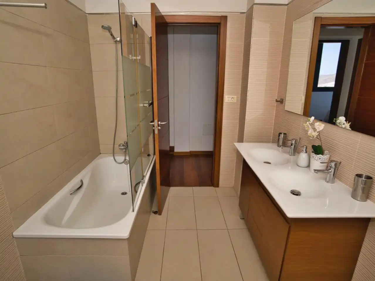 Casa o chalet de alquiler en Calle Francia, 12, La Caldera Baño de Casa o chalet de alquiler en Adeje con Aire acondicionado, Jardín privado y Parquet