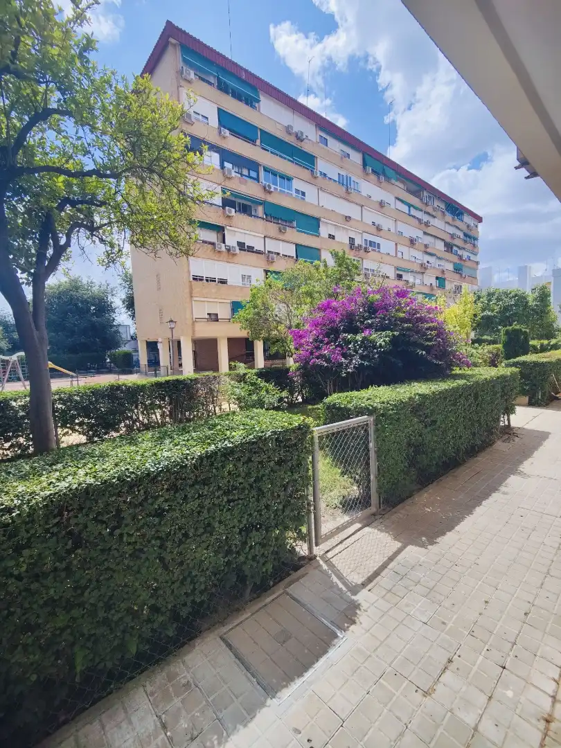 Wohnung zum Verkauf in Calle Beatriz de Suabia, 146, Sevilla Capital Außenansicht von Wohnung zum Verkauf in Sevilla Capital mit Klimaanlage, Terrasse und Balkon