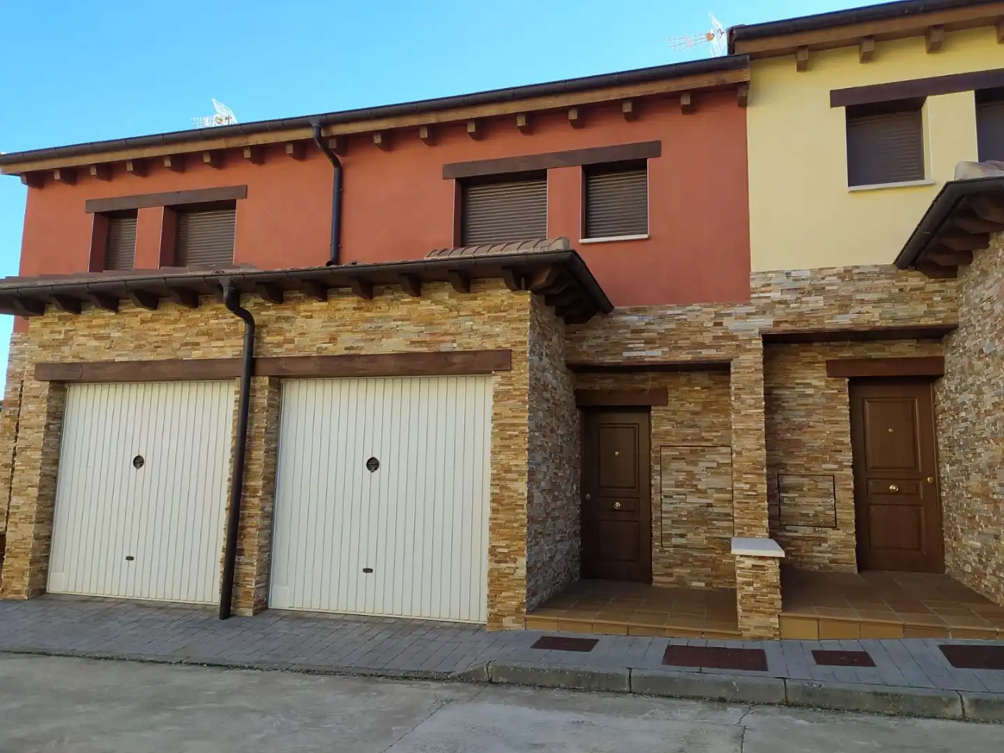 Vista exterior de Casa adosada de lloguer en Vozmediano amb Calefacció, Jardí privat i Parquet