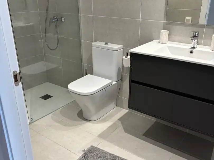 Bathroom of Flat for rent in Barcelona  with Air Conditioner, Heating and Private garden