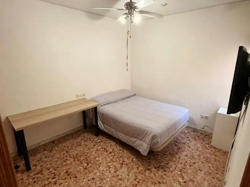 Habitación de Piso de alquiler en Almería con Terraza y Amueblado