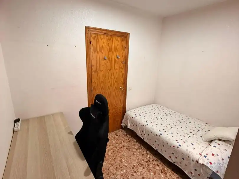Habitación de Piso de alquiler en Almería con Terraza y Amueblado