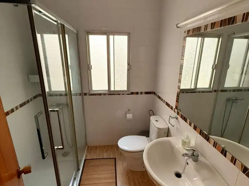 Baño de Piso de alquiler en Almería con Terraza y Amueblado